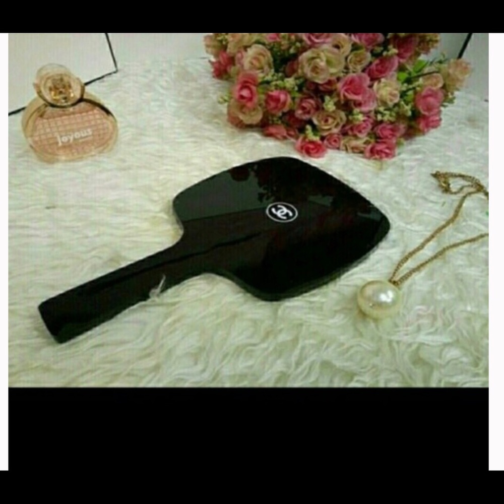 Pretty round hand mirror